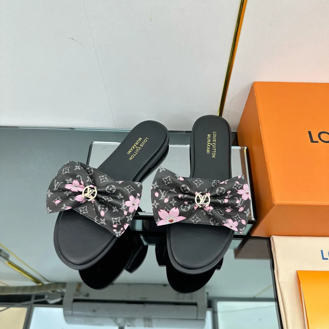👟👟Ex-factory price 280👟👟 (available all year round) ❥V’s latest popular special material lock it series lock mop, super heavy industry launches! The golden lock on the toe is engraved with the LV letters logo 🔸Number of sizes 34-42) Welcome new and old customers to place orders in the picture above.